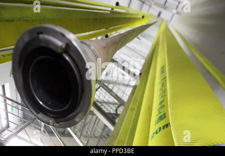 Die Brandbekämpfung Schläuche der Freiwilligen Feuerwehr in Eichenau. Stockfoto