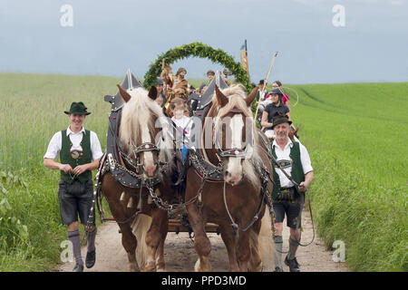 Die traditionelle "Leonhardiritt" in Holzhausen - Teisendorf, Oberbayern, Deutschland. Während der Parade, die zuerst im Jahre 1612 erwähnt wurde, die schön gekleidet Pferde werden gesegnet. Stockfoto