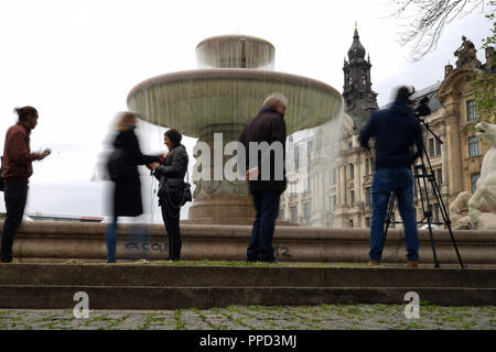 Eröffnung der Münchener Brunnen Saison 2016: Das Bild zeigt die Wittelsbacher Brunnen, im Jahr 1895 errichtet von Adolf von Hildebrand am Lenbachplatz, in Betrieb genommen nach der Winterpause. Stockfoto