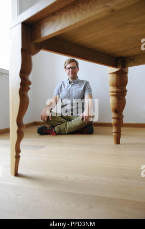 Die Deutsche Möbel designer Gunnar Marke vertreibt Produkte von Holz unter dem Label 'Moebel Compagnie". Das Bild zeigt ihn mit seinen Tisch Modell 'Maria Alm'. Stockfoto