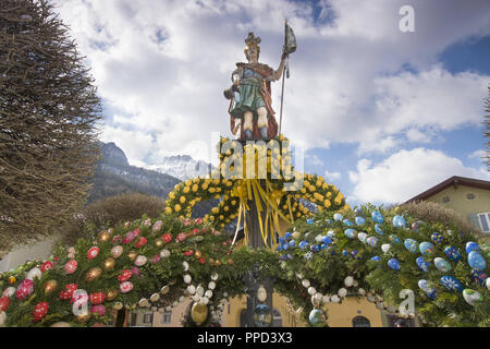 Die osterbrunnen (Ostern Brunnen) auf der Florianiplatz in Bad Reichenhall, Berchtesgadener Land, Oberbayern Stockfoto