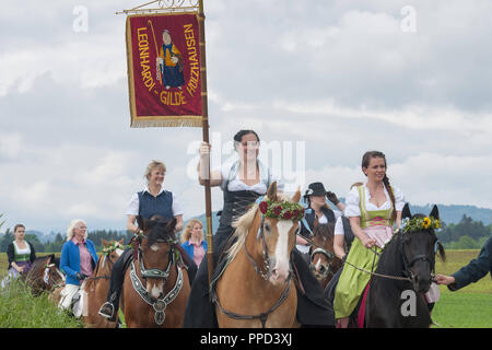 Die traditionelle "Leonhardiritt" in Holzhausen - Teisendorf, Oberbayern, Deutschland. Während der Parade, die zuerst im Jahre 1612 erwähnt wurde, die schön gekleidet Pferde werden gesegnet. Stockfoto