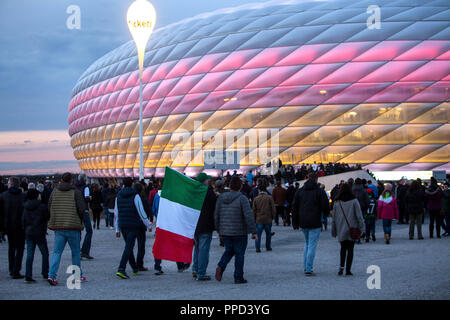 Zuschauer auf den Weg in die Allianz Arena vor dem Fußball-Länderspiel Deutschland - Italien. Stockfoto