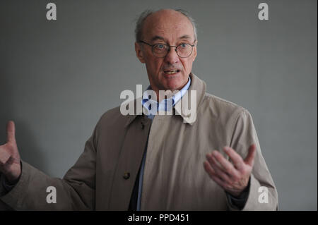 Prof. Dr. -Ing. Winfried Nerdinger, Gründungsdirektor des NS-Dokumentationszentrum München (München Dokumentationszentrum für die Geschichte des Nationalsozialismus) während einer Diskussion im neuen Gebäude in der Brienner Straße 33. Er stellt den aktuellen Status des NS-Dokumentationszentrum Muenchen und gibt einen Überblick über die Arbeit bis zur Eröffnung fertig zu werden. Stockfoto