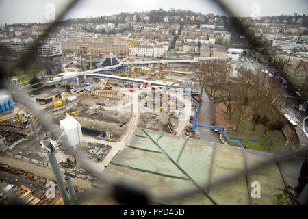 Überblick über die Baustelle des neuen Stuttgarter U-Bahnhof, wie der Mercedes Turm gesehen. Stockfoto