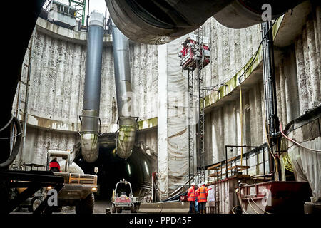 Besuch der Baustelle des neuen U-Bahnhof Stuttgart: Im Bild der Eingang zum Simone Tunnel. Stockfoto