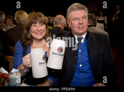 Der Muenchner Oberbuergermeister Dieter Reiter, und seine Frau Petra bei der traditionellen tarkbierprobe" (starke Bier Gewindebohren) auf dem Nockherberg in München. Stockfoto