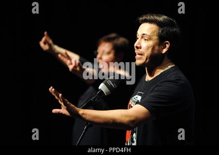 Die amerikanische Doppel slam Weltmeister Joaquin Zihuatanejo (er ist Zuhören), mit einem Interpreter auf der Bühne am Gasteig in München. Stockfoto