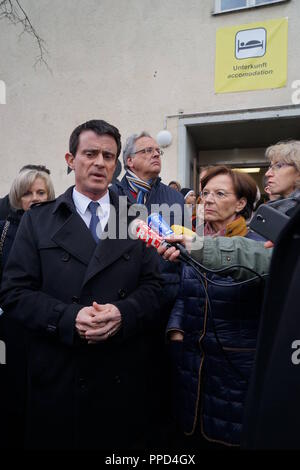 Manuel Valls (li.), Premierminister der Französischen Republik, begleitet von der bayerischen Sozialministerin Emilia Müller (r.) und der Präsident der Regierung von Oberbayern, Christoph Hillenbrand (im Hintergrund), die Erstaufnahmeeinrichtung für Flüchtlinge in der Bayernkaserne. Stockfoto