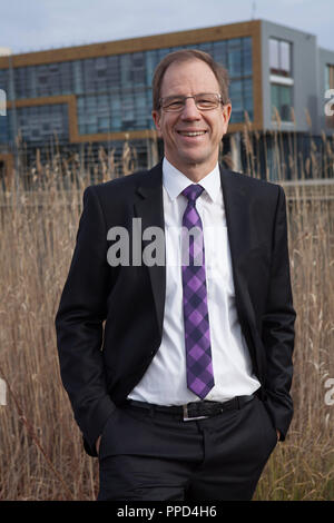 Dr. Reinhard Ploss, CEO der Chip-Hersteller Infineon Technologies AG, dargestellt vor der Konzernzentrale in Neubiberg. Stockfoto