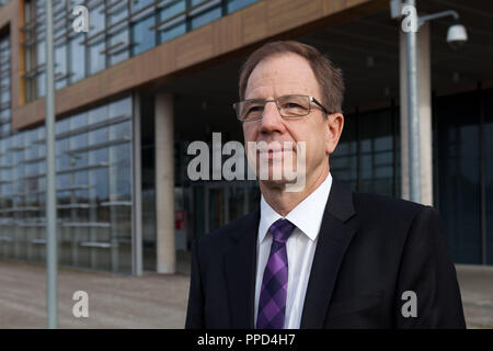 Dr. Reinhard Ploss, CEO der Chip-Hersteller Infineon Technologies AG, dargestellt vor der Konzernzentrale in Neubiberg. Stockfoto