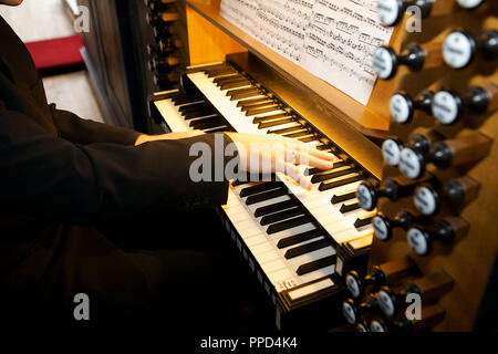 Hansjoerg Albrecht spielt auf der Vleugels Orgel an der Orgel Festival in der Franziskanerkirche in Bad Tölz. Stockfoto