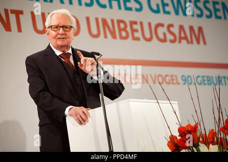 Jubilar Hans-Jochen Vogel spricht bei der festlichen Empfang der SPD an seinem 90. Geburtstag im Ballsaal des Alten Münchner Rathaus. Stockfoto