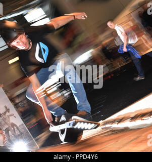 ISPO Neuheiten 2016: im Bild die "Onewheel" Skateboard mit eingebautem Motor auf dem Stand des US-amerikanischen Unternehmens Zukunft/Motion Inc. Stockfoto