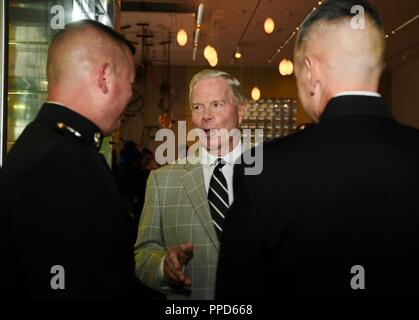 Pensionierte Marine Gen. James Amos spricht mit Generalmajor James Bierman und Colonel William Gray ein gemeindeleiter Empfang am Bechtler Museum für Moderne Kunst während der United States Marine Corps' 2018 Marine Woche in Charlotte, North Carolina, Sept. 4, 2018. Marine Woche ist eine Feier der Gemeinschaft, Land und Corps, die die Amerikanische Öffentlichkeit die Erfahrung der Verbindung direkt mit rund 750 Marines. Amos war der 35 Kommandant des Marine Corps; Bierman ist der kommandierende General des US Marine Corps Recruiting Befehl und Grau ist der kommandierende Offizier des 6 Mar Stockfoto