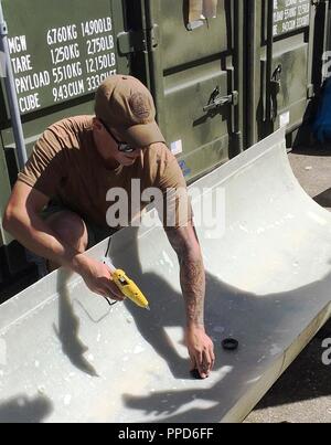 U.S. Navy Builder 2. Klasse Christian Makin zu Unterwasser Bau Team zwei, Bau Dive Loslösung Charlie zugeordnet verwendet einen handgehaltenen hydraulischen angetrieben und bohren Sie ein neues GFK-Pile-Jacken auf den Hafenmeister Pier in CFAY, Yokosuka, Japan zu installieren. Diese Arbeit ist Teil eines mehrjährigen Projekts, wo UCT 2 abgeschlossen werden Reparaturen notwendig, um die Einsatzfähigkeit der auf den Hafenmeister Pier wird beibehalten, um zu gewährleisten. UCT2 bietet reaktionsschnellen Festmacher- und unterwasser Bau Fähigkeiten unter der Anleitung von Commander, Task Force 75. Sie sind in der Lage zu bauen, prüfen, reparieren und Stockfoto
