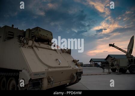 Taktische und Kommunikationseinrichtungen, mit verschiedenen Operations Centers für die Idaho Army National Guard 116 Kavallerie Brigade Combat Team verbunden sind, als Teil eines warfighter Übung verwendet, Aug. 8 bis 18, in der Idaho National Guard Orchard Combat Training Center. Diese Übung bereitet ihre Kommando- und Mitarbeiterteams in seine nationalen Training Center Rotation führt. Folgen auf den Betrieb, wenn die Organisation bereitstellen könnte. Stockfoto