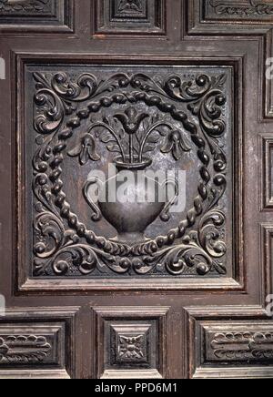 JARRON CON AZUCENAS - BAJORRELIEVE EN LA PUERTA DE ACCESO AL CLAUSTRO - SIGLO XVI. Autor: orea JUAN DE. Lage: Catedral de Nuestra Senora DE LA ENCARNACION. Almería. Spanien. Stockfoto