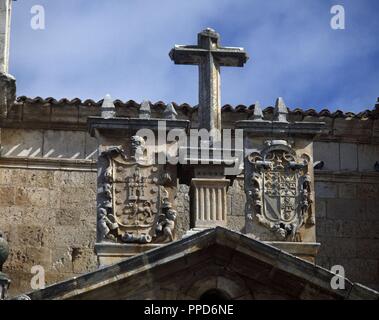 Las MEJORES DE LA PORTADA DE LA IGLESIA DE SANTA MARIA DE LA ASUNCIÓN - SIGLO XVI-EXCOLEGIATA. Lage: Iglesia de Nuestra Señora de la Asunción. Roa. BURGOS. Spanien. Stockfoto