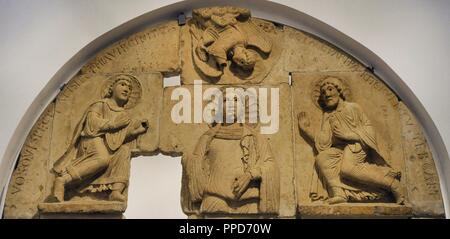 Tympanon von Kirche St. Cecilia. Köln, Deutschland, C. 1160-1170. Kalkstein. Romanik. Schnu tgen Museum. Köln, Deutschland. Stockfoto