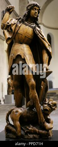 St. Michael. Einer der Erzengel. Skulptur Darstellung von St. Michael im Kampf gegen den Satan. Meuse region, Deutschland, C. 1500. Eiche. Museum Schnu Tgen. Köln, Deutschland. Stockfoto