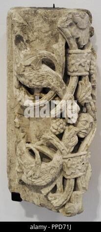 Arch Segment mit Drachen und menschlichen Kopf. Köln, Ca. 1200-1230. Fragment aus einem Portal. Schnu tgen Museum. Köln, Deutschland. Stockfoto