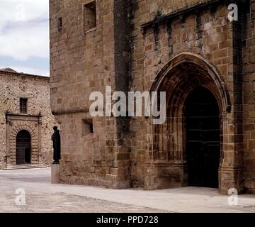 IGLESIA CONCATEDRAL DE SANTA MARIA DE GUADALUPE - PORTADA GOTICA Y TORRE RENACENTISTA - SIGLO XV/XVI. Lage: Catedral. Spanien. Stockfoto