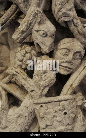 Arch Segment mit Drachen und menschlichen Kopf. Detail. Köln, Ca. 1200-1230. Fragment aus einem Portal. Schnu tgen Museum. Köln, Deutschland. Stockfoto