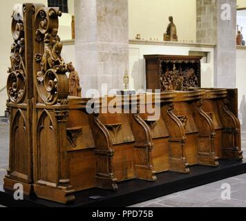 Chorgestühl der ehemaligen Stiftskirche St. George aus Wassenberg am Niederrhein, Deutschland, C. 1298. Eiche. Museum Schnu Tgen. Köln, Deutschland. Stockfoto