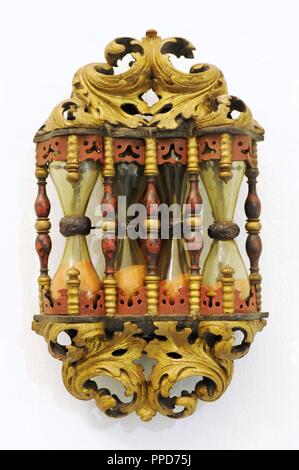 Kanzel Sanduhr. Breinum, in der Nähe von Hildesheim, Deutschland. Ende des 17. Jahrhunderts. Holz mit grünem Glas, mit rotem Sand gefüllt. Museum Schnu Tgen. Köln, Deutschland. Stockfoto