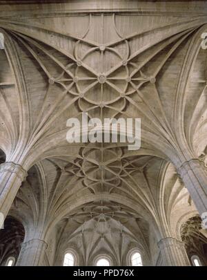 Las MEJORES DE LAS BOVEDAS ESTRELLADAS DE CRUCERIA DE LA IGLESIA DEL CONVENTO DE SAN BENITO DE ALCANTARA - SIGLO XVI - GOTICO ENDGÜLTIG. Lage: CONVENTO DE SAN BENITO. Alcantara. CACERES. Spanien. Stockfoto