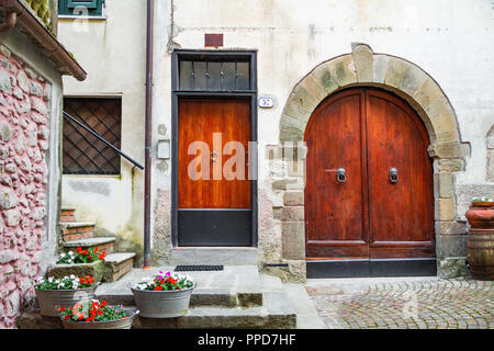 Versteckte, ruhige Gasse aus Kopfsteinpflaster in Europa. Kleines ruhiges Dorf/Stadt. Stockfoto