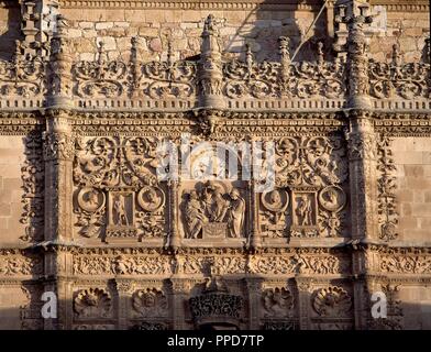 Exterieur - las mejores DE LA FACHADA DE LA UNIVERSIDAD DE SALAMANCA - EL PAPA (BENEDICTO XIII?) CON CARDENALES - SIGLO XVI. Ort: UNIVERSIDAD. SALAMANCA. Spanien. Stockfoto