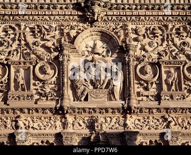 Exterieur - las mejores DE LA FACHADA DE LA UNIVERSIDAD DE SALAMANCA - EL PAPA (BENEDICTO XIII?) CON CARDENALES - SIGLO XVI. Ort: UNIVERSIDAD. SALAMANCA. Spanien. Stockfoto