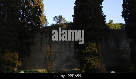 Das Mausoleum des Augustus. Grab durch den römischen Kaiser Augustus um 28 v. Chr. erbaut. Campus Martius. Im Hintergrund, die Kirche von San Carlo Al Corso. Rom, Italien. Stockfoto