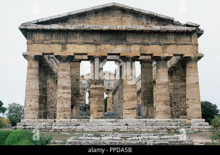 Griechische Kunst. Magna Grecia. Italien. Paestum. Tempel des Neptun, der tatsächlich an die Göttin Hera gewidmet. Um 450-460 v. Chr. erbaut. Dorischen Stil. Vorne. Stockfoto