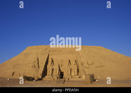 Ägyptische Kunst Großen Tempel von Ramses II. Vier kolossale Statuen, die den Pharao Ramses II (1290-1224 v. Chr.) Mit dem nemes Kopf sitzt und durch die doppelte Krone überragt. 19. Dynastie. Neuen Reich. Abu Simbel. Ägypten. Stockfoto