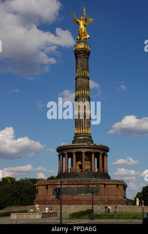 Deutschland. Berlin Siegessäule. Entworfen von dem deutschen Architekten Heinrich Strack (1805-1880), nach 1864. Es erinnert an den preußischen Sieg in der Danish-Prussian Krieg obwohl, wie das Denkmal wurde 1873 eingeweiht, Preußen auch Im Preußisch-Österreichischen Krieg und im Deutsch-Französischen Krieg siegreich ist. Auf der Oberseite ist eine Bronzeskulptur von Victoria, entworfen von dem deutschen Bildhauer Friedrich Drake (1805-1882). Tiergarten. Stockfoto