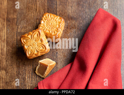 Moon Cake und rot Serviette auf dem hölzernen Tisch Stockfoto