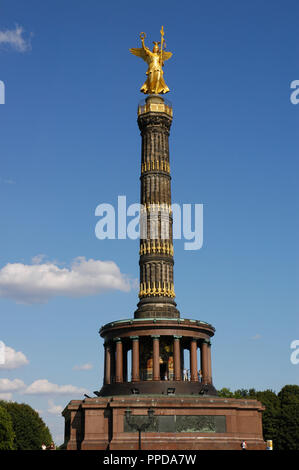 Deutschland. Berlin Siegessäule. Entworfen von dem deutschen Architekten Heinrich Strack (1805-1880), nach 1864. Es erinnert an den preußischen Sieg in der Danish-Prussian Krieg obwohl, wie das Denkmal wurde 1873 eingeweiht, Preußen auch Im Preußisch-Österreichischen Krieg und im Deutsch-Französischen Krieg siegreich ist. Auf der Oberseite ist eine Bronzeskulptur von Victoria, entworfen von dem deutschen Bildhauer Friedrich Drake (1805-1882). Tiergarten. Stockfoto