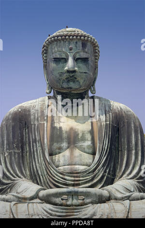 Großer Buddha (daibutsu) (1252). Zeigt Amida Buddha, Sitzen mit gekreuzten Beinen. Detail. Kotoku-in Tempel. Kamakura. Japan. Stockfoto