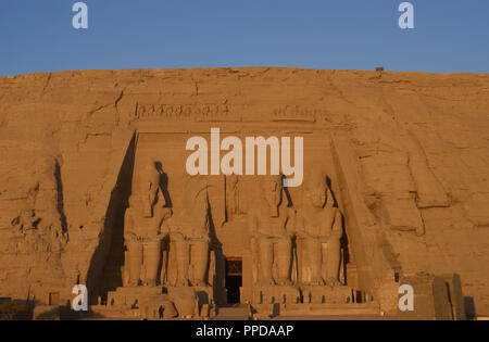 Ägyptische Kunst Großen Tempel von Ramses II. Vier kolossale Statuen, die den Pharao Ramses II (1290-1224 v. Chr.) Mit dem nemes Kopf sitzt und durch die doppelte Krone überragt. 19. Dynastie. Neuen Reich. Abu Simbel. Ägypten. Stockfoto