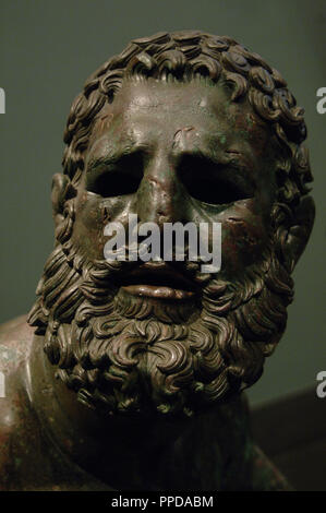 Griechische Art.-hellenistischen. Boxer des Quirinal oder die Terme Boxer. Bronze Skulptur des Hellenismus (1. Jahrhundert v. Chr.). Boxer sitzen in Ruhe, mit Metall und Leder Dressings für Kampf benutzt. Palazzo Massimo. Die nationalen Römischen Museum. Rom, Italien. Stockfoto