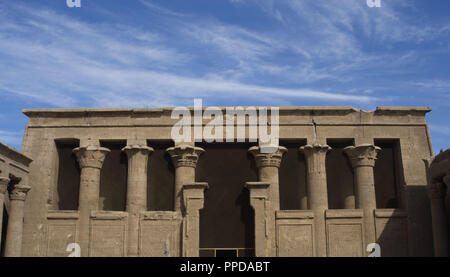 Ägypten. Tempel von Edfu. Antike Tempel zu Horus gewidmet. Ptolemäerzeit. Es war während der Herrschaft des Ptolemaios III. und Ptolemaios XII., 237-57 v. Chr. erbaut. Nordseite der ersten Hof. Stockfoto