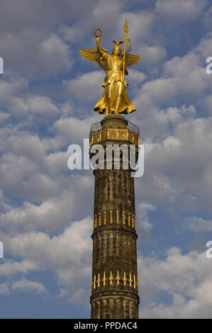 Deutschland. Berlin Siegessäule. Entworfen von dem deutschen Architekten Heinrich Strack (1805-1880), nach 1864. Es erinnert an den preußischen Sieg in der Danish-Prussian Krieg obwohl, wie das Denkmal wurde 1873 eingeweiht, Preußen auch Im Preußisch-Österreichischen Krieg und im Deutsch-Französischen Krieg siegreich ist. Auf der Oberseite ist eine Bronzeskulptur von Victoria, entworfen von dem deutschen Bildhauer Friedrich Drake (1805-1882). Tiergarten. Stockfoto