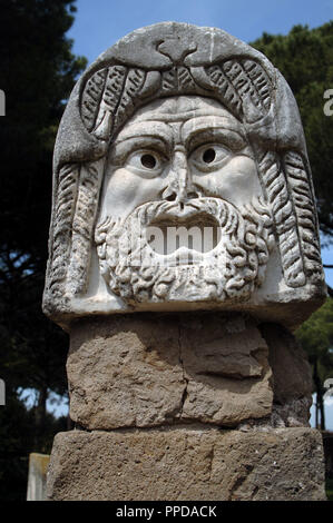 Ostia Antica. Römische Theater Maske auf der Bühne des Theaters. Marmor. 1. bis 2. Jahrhundert v. Chr.. Italien. Stockfoto