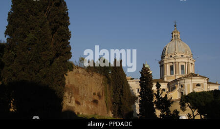 Das Mausoleum des Augustus. Grab durch den römischen Kaiser Augustus um 28 v. Chr. erbaut. Campus Martius. Im Hintergrund, die Kirche von San Carlo Al Corso. Rom, Italien. Stockfoto