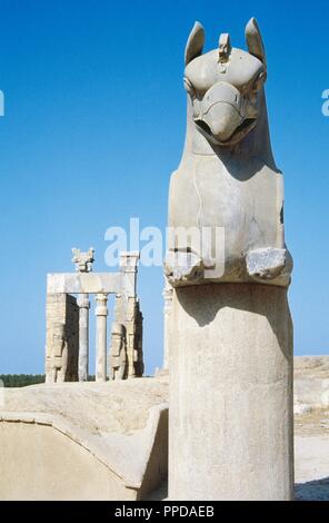 Persische Kunst. Achämenidischen Periode. Persepolis (Takht-e-Jamshid). Hauptstadt mit einem Greif, vom während der Regierungszeit von Xerxes (486-465 v. Chr.). Im Hintergrund, das Tor von allen Nationen oder Tor des Xerxes. Die Islamische Republik Iran. Stockfoto