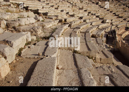 Griechische Kunst. Die Theater des Dionysos. Am Fuße der Akropolis erbaut. (V v. Chr.). Detail des Koilon oder Theatron. Athen. Griechenland. Europa. Stockfoto