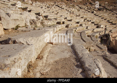 Griechische Kunst. Die Theater des Dionysos. Am Fuße der Akropolis erbaut. (V v. Chr.). Detail des Koilon oder Theatron. Athen. Griechenland. Europa. Stockfoto